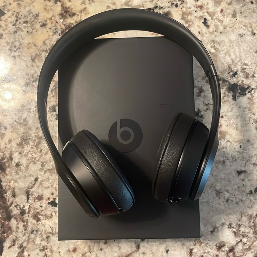 Beats Solo Wirless Headphones-Black